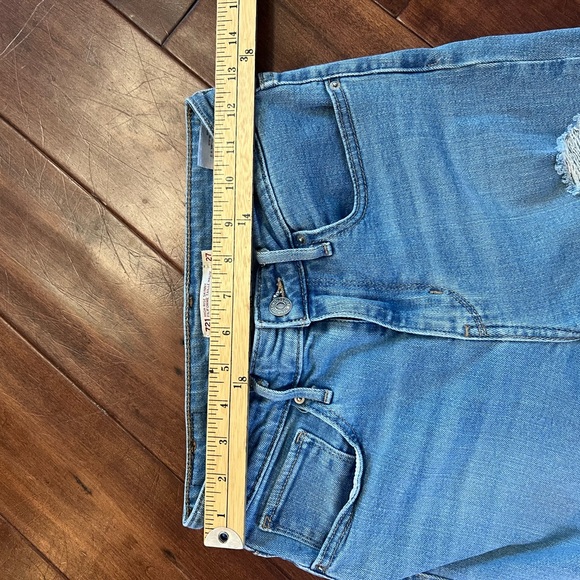 Levi's 721 High Rise Light Wash Distressed Skinny Jeans - Size 27 - Picture 4 of 9